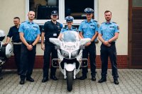 Delegacja niemieckich policjantów obok policyjnego motocykla