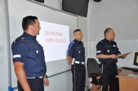 Trzech policjantów w sali wykładowej Szkoły Policji w Katowicach