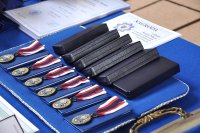 Medale, które będą wręczane leżą na stole