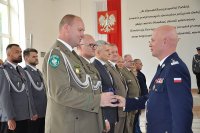 Komendant Główny Policji wręcza pamiątkowe medale przedstawicielom służb mundurowych