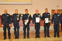 Zwycięzcy poszczególnych konkurencji pozują do zdjęcia z Komendantem Głównym Policji i Komendantem Szkoły Policji w Katowicach