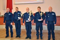 Zwycięzcy poszczególnych konkurencji pozują do zdjęcia z Komendantem Głównym Policji i Komendantem Szkoły Policji w Katowicach