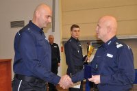 Komendant Główny Policji wręcza odznakę za drugie miejsce
