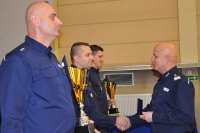 Komendant Główny Policji wręcza odznakę zwycięzcy turnieju