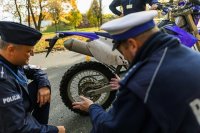 Policjanci wykonujący zadania związane z realizacją czynności na miejscu zdarzenia drogowego podczas kursu w Szkole Policji w Katowicach