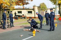 Policjanci wykonujący zadania związane z realizacją czynności na miejscu zdarzenia drogowego podczas kursu w Szkole Policji w Katowicach
