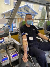 Oddający krew policjant  w ambulansie do pobierania krwi