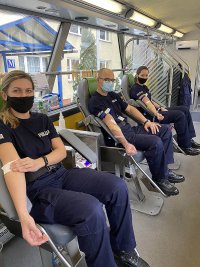 Oddający krew policjanci w ambulansie do pobierania krwi