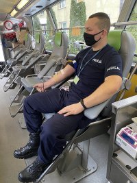 Oddający krew policjant w ambulansie do pobierania krwi