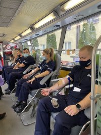 Oddający krew policjanci w ambulansie do pobierania krwi