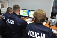 Słuchacze w sali symulacyjnej stanowiska kierowania jednostką Policji, znajdujące się w Szkole Policji w Katowicach.