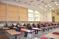 Słuchaczki  w sali konferencyjnej Szkoły Policji w Katowicach podczas wideokonferencji pt. „Agenda ONZ – udział kobiet na misjach zagranicznych”.