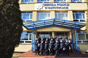 Słuchacze przed budynkiem Szkoły Policji w Katowicach