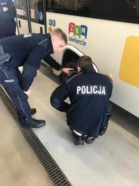 Policjanci kontrolują autobus