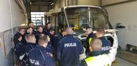 Policjanci ćwiczą kontrolę techniczną małego autobusu
