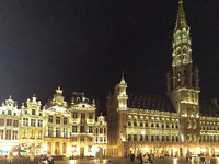 Widok rynku Brukseli nocą